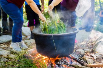La lavorazione artigianale della ginestra (ph. Angelo Cavallaro)