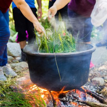 La lavorazione artigianale della ginestra (ph. Angelo Cavallaro)